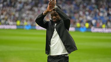 El jugador del Real Madrid Vinícius Júnior aplaude a los espectadores antes de un juego de Liga entre el Real Madrid y el Rayo Vallecano en el estadio Santiago Bernabéu en Madrid, España, el miércoles 24 de mayo de 2023. (AP Foto/Manu Fernández)