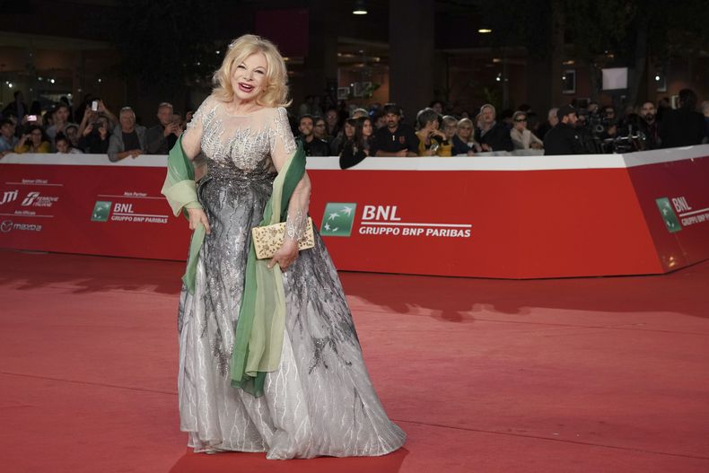 ARCHIVO - La actriz Sandra Milo posa en la alfombra roja de la película Pavarotti, en el Festival de Cine de Roma en Roma, el viernes 18 de octubre de 2019. Milo, un ícono del cine italiano que jugó un papel clave en “8½” de Federico Fellini y luego se convirtió en su musa, murió el lunes 29 de enero de 2024, dijo su familia. Tenía 90 años. (Foto AP/Andrew Medichini, archivo)
