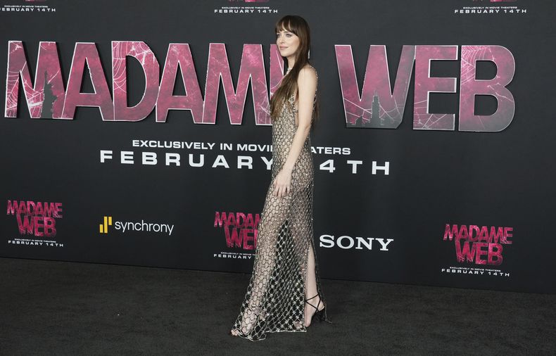 Dakota Johnson llega al estreno de Madame Web el lunes 12 de febrero de 2024 en Regency Village Theatre en Los Ángeles. (Foto Jordan Strauss/Invision/AP)