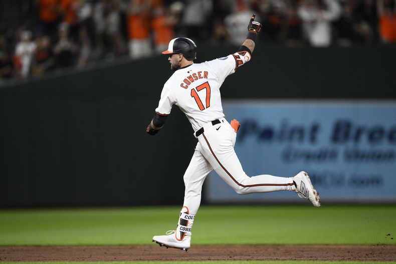 Colton Cowser, de los Orioles de Baltimore, festeja su jonrón de dos carreras ante los Bravos de Atlanta en el juego del miércoles 12 de junio de 2024 (AP Foto/Nick Wass)