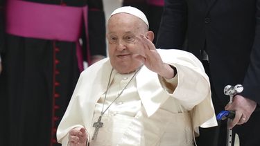 ARCHIVO – El papa Francisco saluda al llegar a su audiencia general semanal en el salón Paulo VI en el Vaticano, el miércoles 12 de febrero de 2025. (AP Foto/Alessandra Tarantino, Archivo)