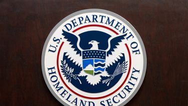 El logo del Departamento de Seguridad Nacional en el podio de la sede del Servicio de Control de Inmigración y Aduanas, el miércoles 9 de abril de 2025, en Washington. (AP Foto/Alex Brandon)