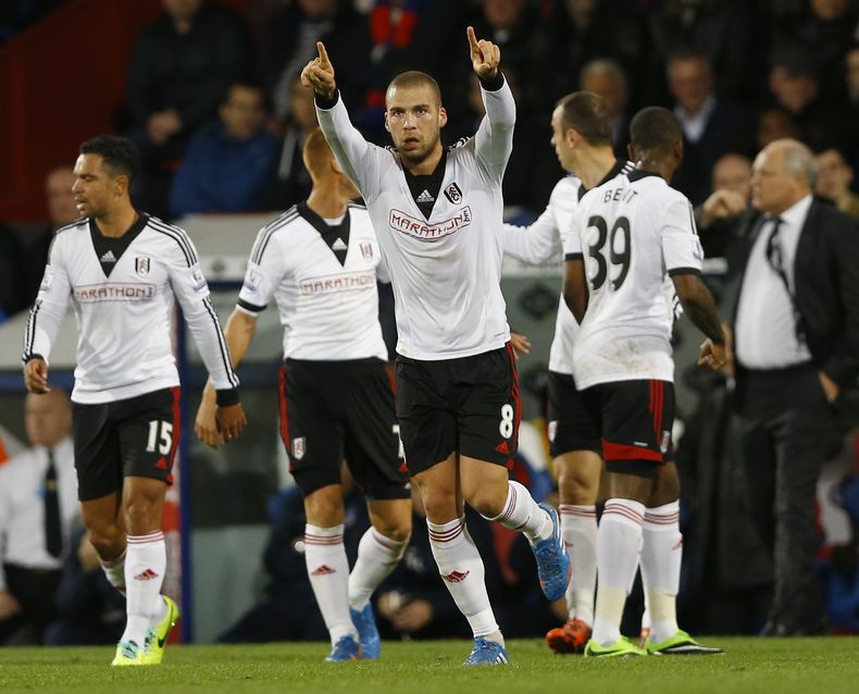 El suizo Pajtim Kasami, del Fulham, celebra luego de anotar un gol por el Fulham frente al Crystal Palace, en un partido de la Liga Premier inglesa disputado el lunes 21 de octubre de 2013 (AP Foto/Kirsty Wigglesworth)