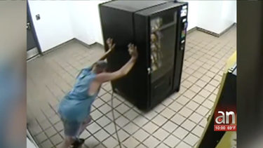 persistente ladron se roba maquina expendedora en miami