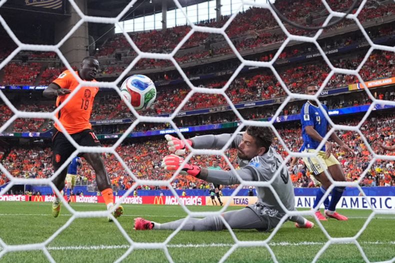 Brian Brobbey (19) anota el primer gol de Holanda en la victoria 5-1 ante Suecia en el partido del Grupo F del Mundial, el sábado 20 de junio de 2026, en Houston. (AP Foto/Eric Gay)
