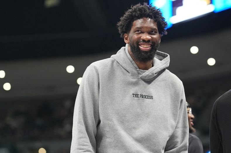Joel Embiid, de los 76ers de Filadelfia, se dirige a la banca después de participar en una reunión de su equipo durante un tiempo muerto en la segunda mitad del juego de baloncesto de la NBA en contra de los Nuggets de Denver, el martes 17 de marzo de 2026, en Denver. (AP Foto/David Zalubowski)