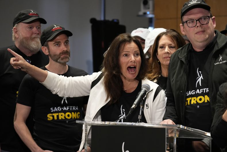ARCHIVO - La presidenta del sindicato de actores SAG-AFTRA Fran Drescher, izquierda, y el director ejecutivo nacional y principal negociador del SAG-AFTRA Duncan Crabtree-Ireland hablan durante una conferencia de prensa para anunciar una huelga del sindicato el 13 de julio de 2023, en Los Ángeles. (Foto AP/Chris Pizzello, archivo)
