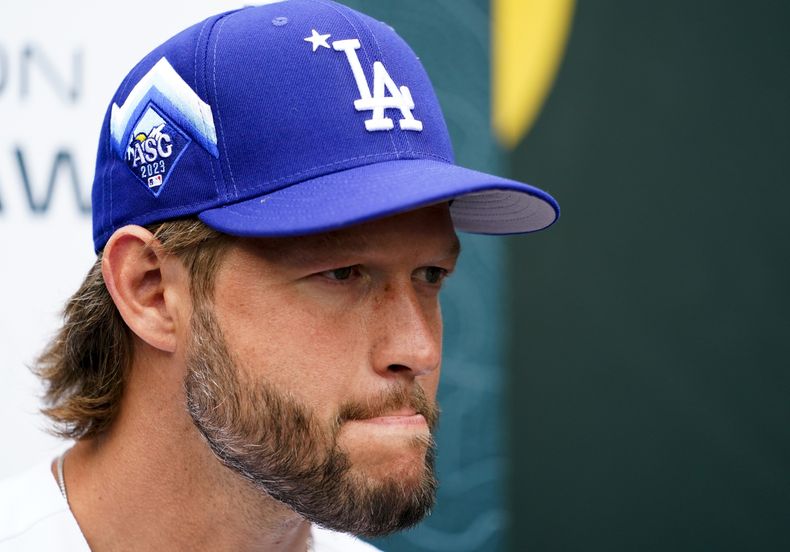 Clayton Kershaw, de los Dodgers de Los Ángeles, escucha una pregunta el lunes 10 de julio de 2023, en Seattle (AP Foto/Lindsey Wasson)