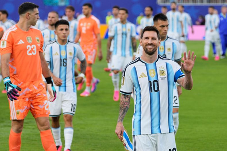 El capitán de Argentina, Lionel Messi, saluda antes del partido ante Argelia por el Grupo J del Mundial en Kansas, martes 16 de junio, 2026. (AP Foto/Charlie Riedel)