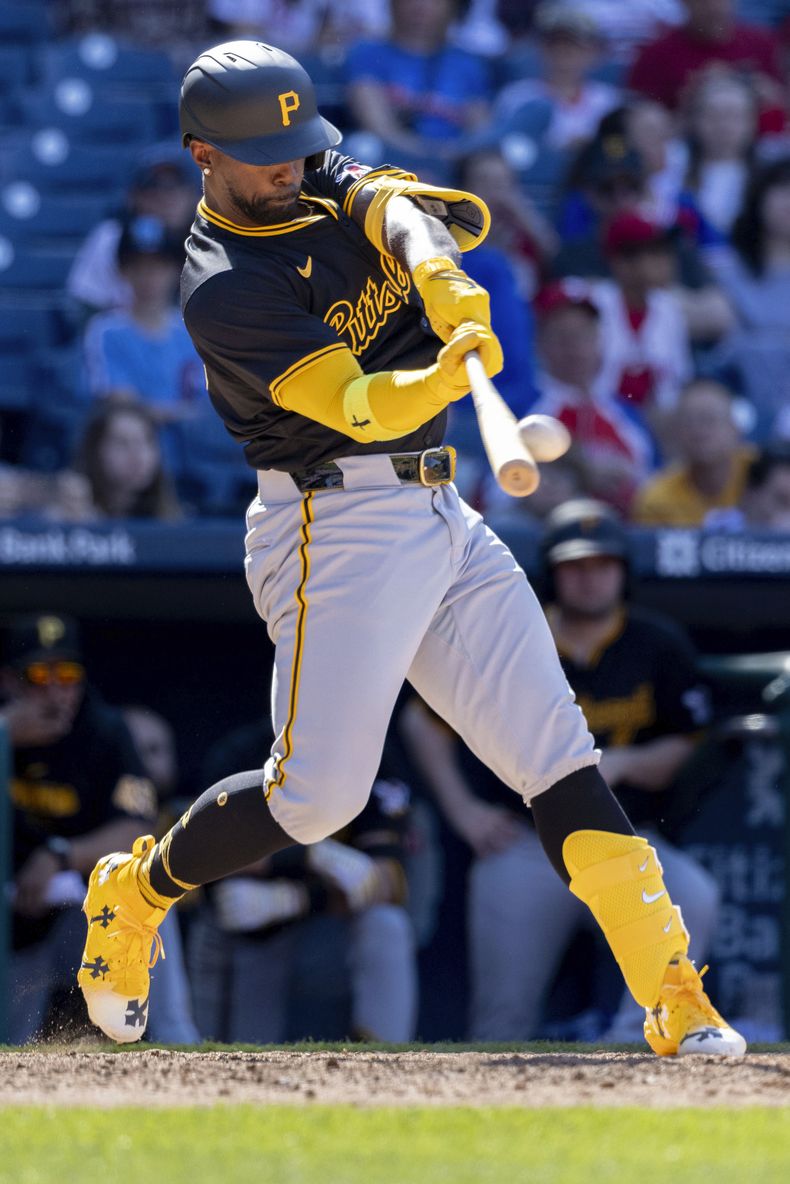 El bateador designado de los Piratas de Pittsbugh Andrew McCutchen pega el jonrón 300 de su carrera en la octava entrada del juego ante los Filis de Filadelfia el domingo 14 de abril del 2024. (AP Foto/Laurence Kesterson)