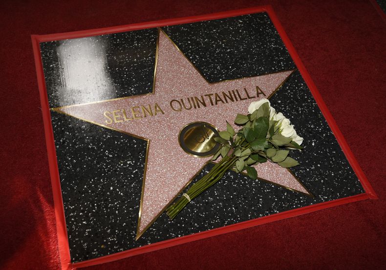 ARCHIVO - Una estrella en el Paseo de la Fama de Hollywood en honor a la fallecida cantante Selena Quintanilla es retratada luego de una ceremonia el viernes 3 de noviembre de 2017, en Los Ángeles. (Foto Chris Pizzello/Invision/AP, archivo)
