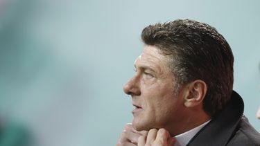 americateve | El t&eacute;cnico del Inter, Walter Mazzarri, observa un partido contras Hellas Verona el 9 de noviembre de 2014 Mazzarri fue despedido el viernes, 14 de noviembre, y reemplazado por Roberto Mancini. (AP Photo/Luca Bruno)
