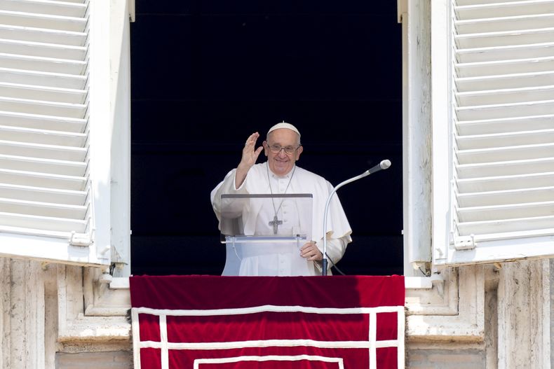El papa Francisco entrega su bendición mientras recita el Ángelus desde la ventana de su estudio con vista a la Plaza de San Pedro, en el Vaticano, el domingo 18 de junio de 2023. (Foto AP/Andrew Medichini)