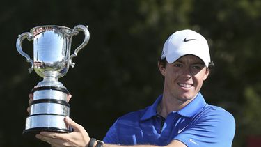 americateve | Rory MacIlroy de Irlanda del Norte con el trofeo que conquist&oacute; al ganar el Abierto Austsraliano de golf en Sydney el domingo 1 de diciembre del 2013. (AP Foto/Rob Griffith)