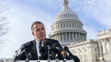 Hunter Biden frente al Capitolio en Washington el 13 de diciembre de 2023. (Foto AP/Jose Luis Magana)