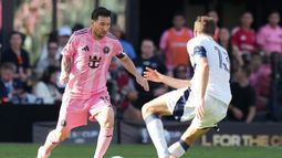 El argentino Lionel Messi, del Inter Miami, conduce el balón frente al alemán Thomas Müller, de los Whitecaps de Vancouver, el sábado 6 de diciembre de 2025, en Fort Lauderdale (AP Foto/Lynne Sladky)