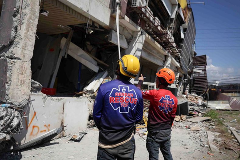 Rescatistas inspeccionan un edificio dañado tras un terremoto en General Santos, Filipinas, el martes 9 de junio de 2026. (AP Foto/Basilio Sepe)
