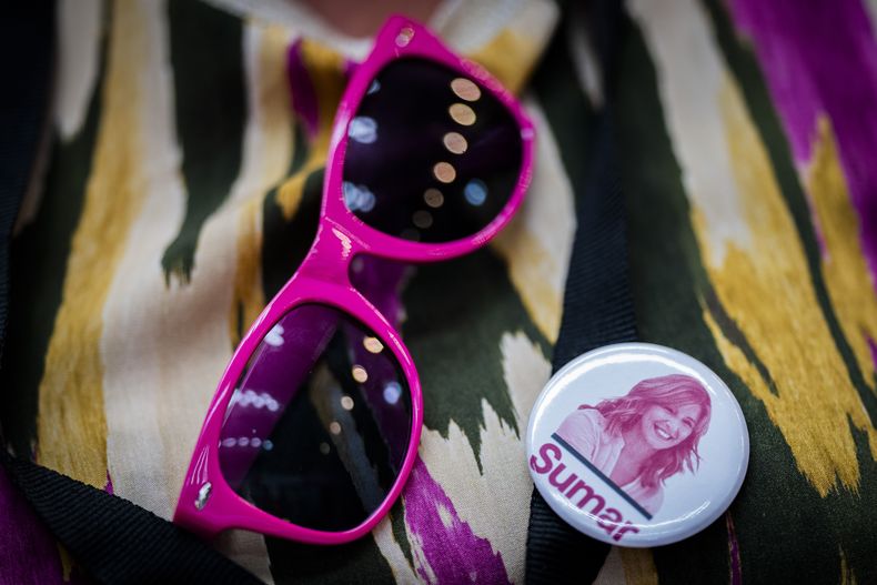 Una seguidora, ataviada con un pin con la imagen de la candidata de Sumar a la presidencia del gobierno, Yolanda Díaz, asiste a un mitin electoral en Madrid, el 16 de julio de 2023. Las elecciones generales del 23 de julio podrían convertir a España en el último de la Unión Europea en virar hacia la derecha. La mayoría de las encuestas sitúan al conservador Partido Popular por delante del Partido Socialista, pero podría necesitar el apoyo del ultraderechista Vox para formar gobierno. (AP Foto/Bernat Armangué)