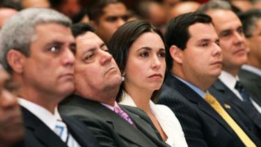 americateve | Diputados opositores exigen el fin de la violencia en el país. Andrés Velásquez, Miguel Pizarro, Stalin González y Delsa Solórzano, además del gobernador de Miranda, Henrique Capriles y el recién electo secretario ejecutivo de la MUD, Jesús "Chúo&quo