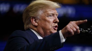 Más legisladores piden juicio político para Trump
