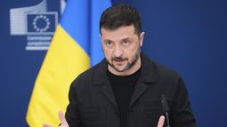 El presidente de Ucrania, Volodymyr Zelenskyy, habla durante una conferencia de prensa en la sede de la UE en Bruselas, Bélgica, el domingo 17 de agosto de 2025. (AP Foto)