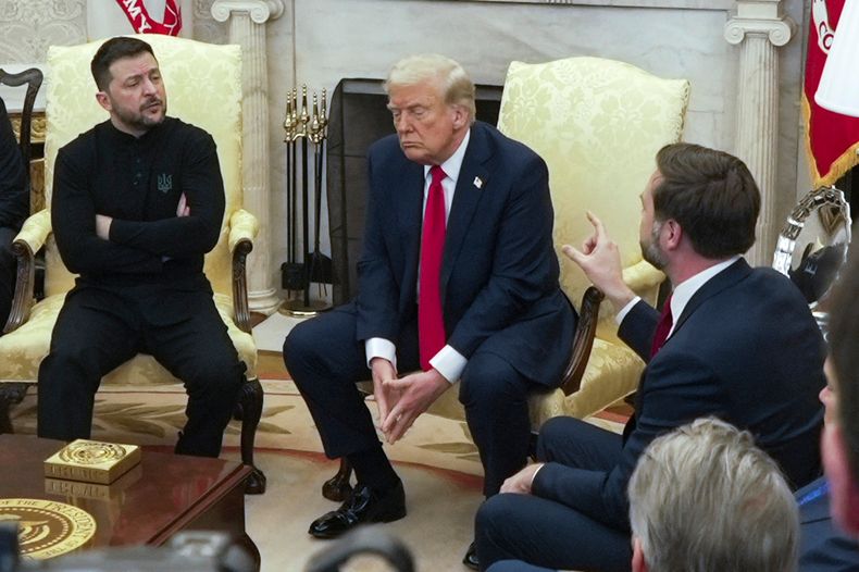 ARCHIVO - El vicepresidente estadounidense JD Vance, derecha, conversa con el presidente ucraniano Volodymyr Zelenskyy, izquierda, ante el presidente Donald Trump en el Despacho Oval de la Casa Blanca, el 28 de febrero de 2025, en Washington. (Foto AP/Mystyslav Chernov, archivo)