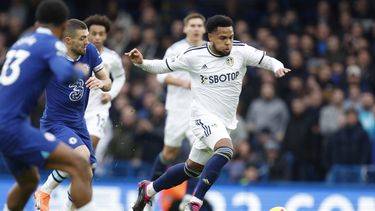 Weston McKennie, del Leeds, y Mateo Kovacic, del Chelsea, se disputan un balón durante el partido de liga, el 4 de marzo de 2023, en Londres. (AP Foto/David Cliff, Archivo)
