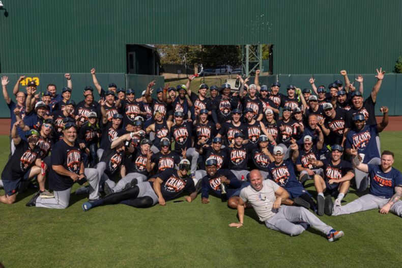 Los Astros de Houston posan para la foto después de asegurar el título del Oeste de la Liga Americana en el juego frente a los Atléticos, el domingo 27 de septiembre de 2026, en West Sacramento, California. (AP Foto/Sara Nevis)