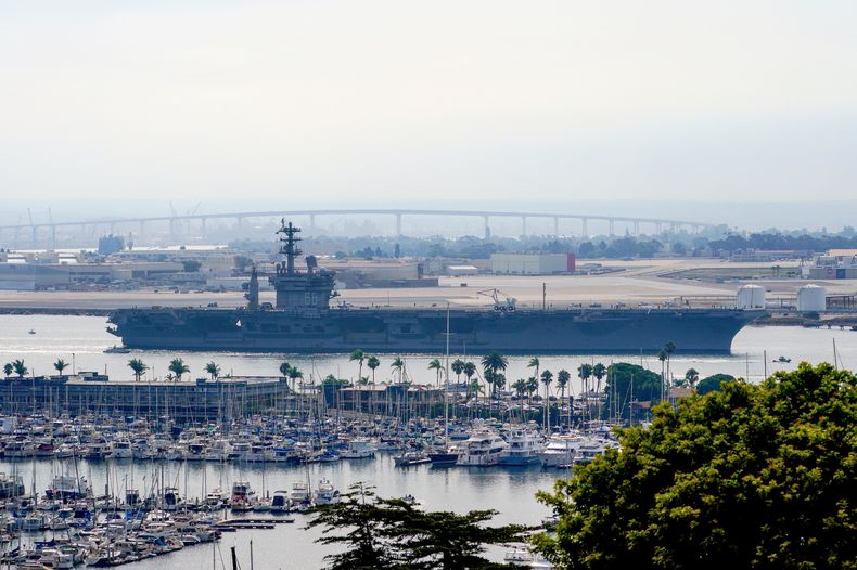 ARCHIVO - El USS Nimitz (CVN 68) zarpa de la bahía de San Diego el 19 de agosto de 2023 en Mission Beach, San Diego. (Nelvin C. Cepeda/The San Diego Union-Tribune via AP, Archivo)