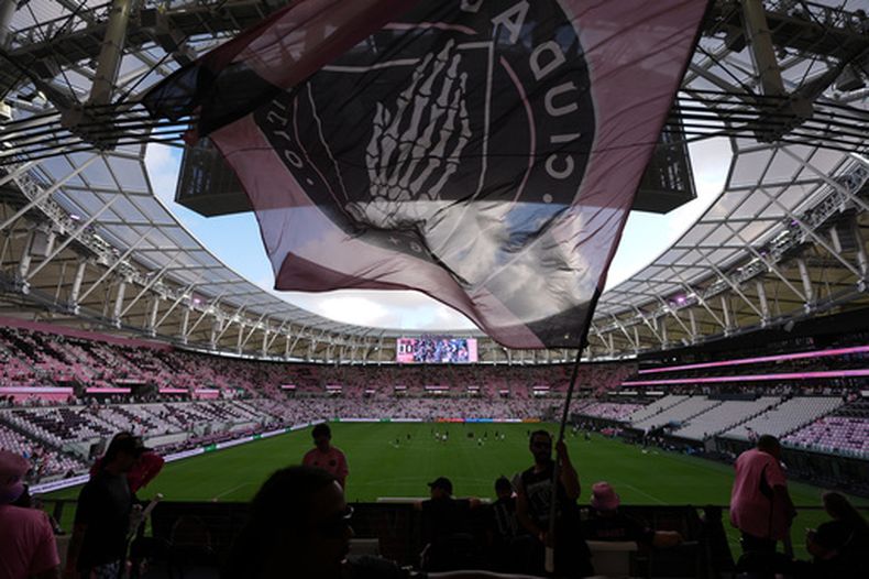 Una bandera del Inter Miami ondea en su nuevo estadio Nu, antes del partido inaugural, el sábado 4 de abril de 2026 (AP Foto/Rebecca Blackwell)