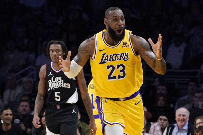 LeBron James, de los Lakers de Los Ángeles, protesta durante el partido ante los Clippers, el miércoles 1 de noviembre de 2023 (AP Foto/Mark J. Terrill)