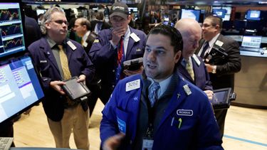 americateve | En esta forto del mi&eacute;rcoles 5 de febrero de 2014 el especialista Ronnie Howard, al frente, trabaja en el punto de negociaci&oacute;n de los t&iacute;tulos de CVS Carremark en la Bolsa de Nueva York. Wall Street cerr&oacute; su jornada del jueves co