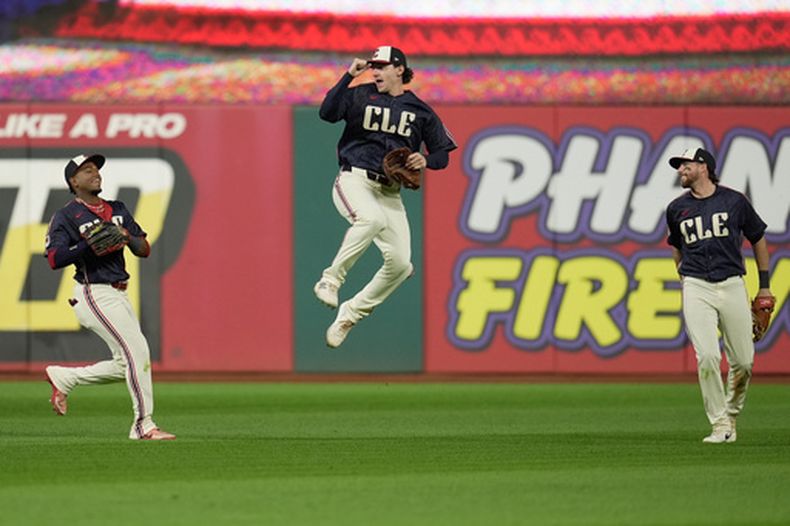 De izquierda a derecha, el dominicano Ángel Martínez, Chase DeLauter y Daniel Schneemann, de los Guardianes de Cleveland, festejan la victoria sobre los Medias Rojas de Boston, el viernes 29 de mayo de 2026 (AP Foto/Sue Ogrocki)