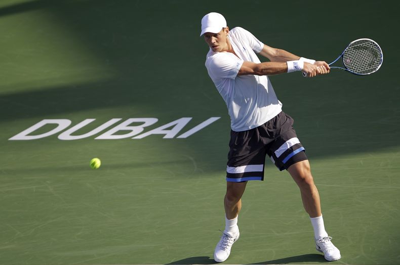 El tenista checo Tomas Berdych devuelve una pelota contra Sergiy Stakhovsky en el torneo de Dubai el mi&eacute;rcoles, 26 de febrero de 2014. (AP Photo/Kamran Jebreili)