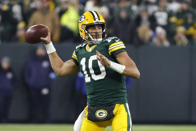 El quarterback de los Packers de Green Bay Jordan Love busca a quién pasar el balón en la primera mitad del partido ante los Saints de Nueva Orleans, el lunes 23 de diciembre de 2024, en Green Bay, Wisconsin. (AP Foto/Mike Roemer)