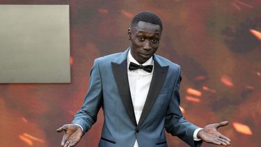 ARCHIVO - Khaby Lame posa para los fotógrafos durante la premiere de la cinta Oppenheimer en Londres, el 13 de julio de 2023. (Scott Garfitt/Invision/AP Archivo)