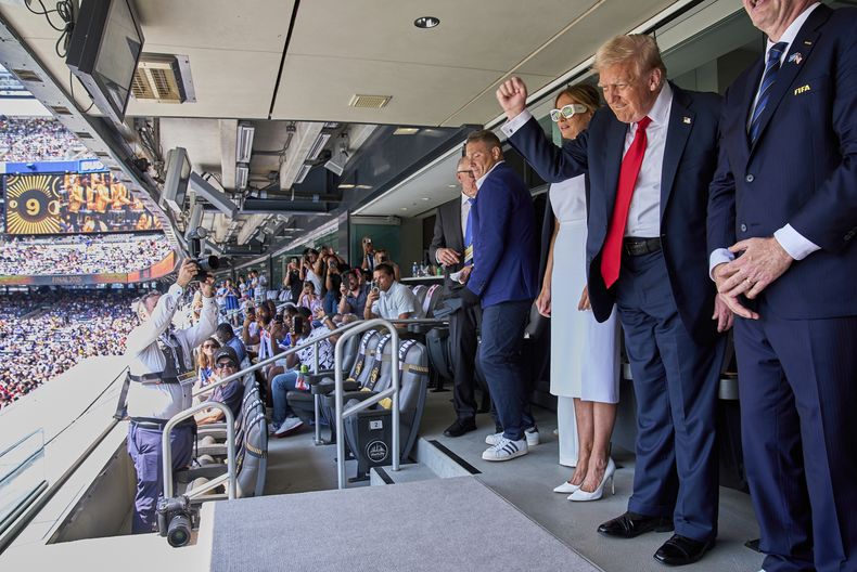 ARCHIVO - El presidente Donald Trump (derecha) saluda junto a la primera dama Melania Trump durante la final del Mundial de Clubes, el 13 de julio de 2025, en el estadio MetLife de East Rutherford, Nueva Jersey. (AP Foto/Jacquelyn Martin)