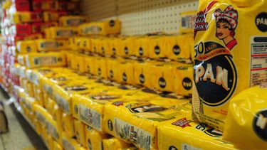 americateve | Las imágenes reflejan a lo que han llegado algunos venezolanos para conseguir un poco de alimento.