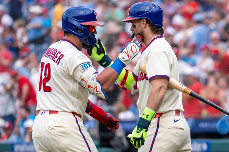 Kyle Schwarber (izquierda), de los Filis de Filadelfia, celebra su jonrón con Bryce Harper (derecha) durante la primera entrada de un partido de béisbol contra los Mets de Nueva York, el sábado 18 de julio de 2026, en Filadelfia. (Foto AP/Chris Szagola)