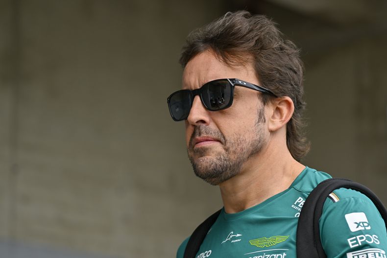 El español Fernando Alonso de Aston Martin llega al paddock para la primera sesión de prácticas antes del Gran Premio de Hungría el viernes 21 de julio del 2023. (AP Foto/Denes Erdos)
