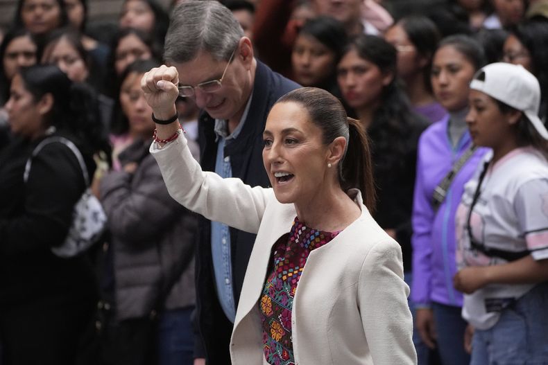 ARCHIVO - La presidenta de México, Claudia Sheinbaum, llega a un centro de votación para votar en las primeras elecciones judiciales del país en Ciudad de México, el 1 de junio de 2025. (AP Foto/Marco Ugarte, Archivo)
