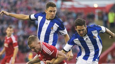 americateve | El futbolista de Aberdeen Jonny Hayes, izq., y Joseba Zaldua de Real Sociedad en partido de clasificaci&oacute;n para la Liga Europa en Aberdeen, Escocia, el 7 de agosto del 2014. El 8 de agosto el sorteo determin&oacute; que Real Sociedad, clasificado, e