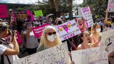 ARCHIVO - Manifestantes sostienen pancartas mientras caminan de regreso al ayuntamiento de Orlando durante una marcha por el acceso al aborto, el 2 de octubre de 2021, en Orlando, Florida. (Chasity Maynard/Orlando Sentinel vía AP, archivo)