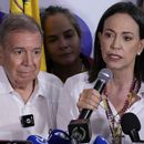 La líder opositora María Corina Machado y el candidato presidencial Edmundo González dan una conferencia de prensa después de que las autoridades electorales declararan al presidente Nicolás Maduro ganador de las elecciones presidenciales en Caracas, Venezuela, el lunes 29 de julio de 2024. (AP Foto/Matías Delacroix)