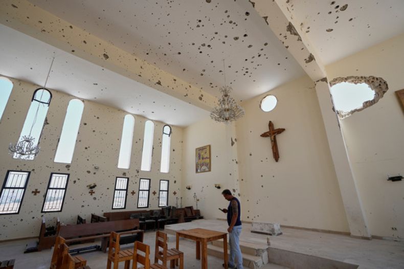Un hombre libanés dentro de una iglesia dañada en la aldea de Zawtar al-Gharbieh, al sur del Líbano, el miércoles 5 de agosto de 2026. (AP Foto/Mohammed Zaatari)