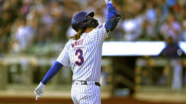 Jesse Winker, de los Mets de Nueva York, festeja luego de batear un grand slam en el juego ante los Medias Rojas de Boston, el miércoles 4 de septiembre de 2024 (AP Foto/Noah K. Murray)