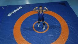 El luchador Iman Mahdavi, integrante del equipo de refugiados para los Juegos Olímpicos de París 2024, posa en un gimnasio en Pioltello, Italia, el 28 de febrero de 2024. (AP Foto/Luca Bruno)