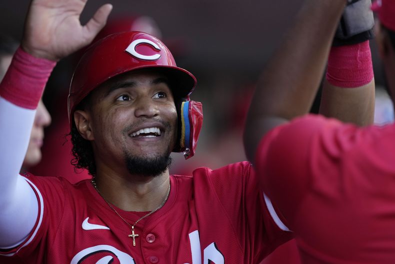 Santiago Espinal, de los Rojos de Cincinnati, celebra después de anotar carrera durante la quinta entrada del juego de béisbol en contra de los Astros de Houston, el lunes 2 de septiembre de 2024, en Cincinnati. (AP Foto/Carolyn Kaster)