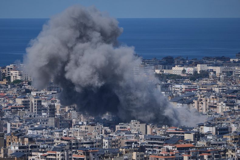 Una columna de humo se eleva el lunes 9 de marzo de 2026 tras un ataque aéreo israelí en Dahiyeh, en las afueras del sur de Beirut, Líbano. (AP Foto/Bilal Hussein)
