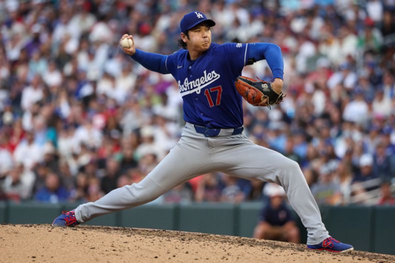 El lanzador abridor de los Dodgers de Los Ángeles, Shohei Ohtani, realiza un lanzamiento contra los Mellizos de Minnesota durante la sexta entrada de un partido de béisbol, el miércoles 24 de junio de 2026, en Minneapolis. (Foto AP/Matt Krohn)